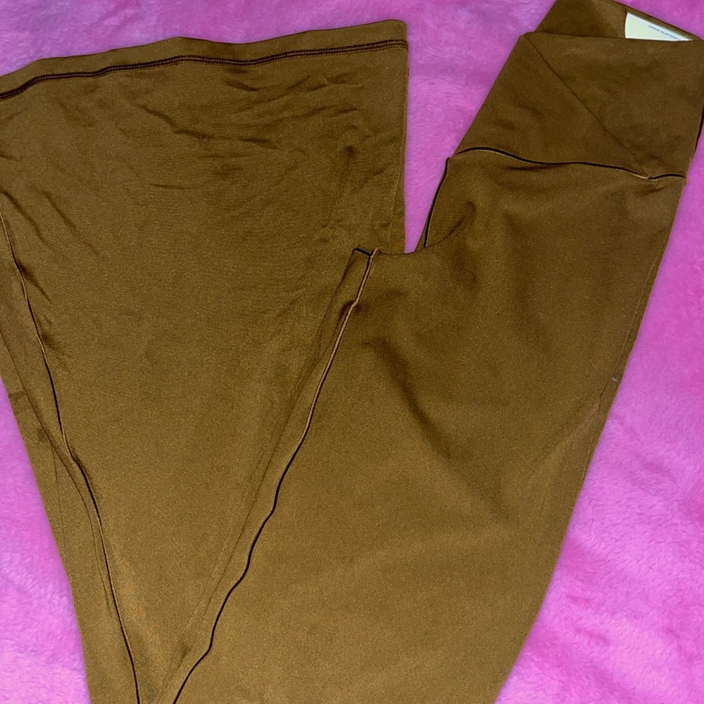 aerie cross over flares in an orange tan color perfect for fall🙂